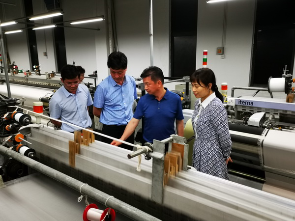 考察组考察千样锦丝绸新材料有限公司.jpg