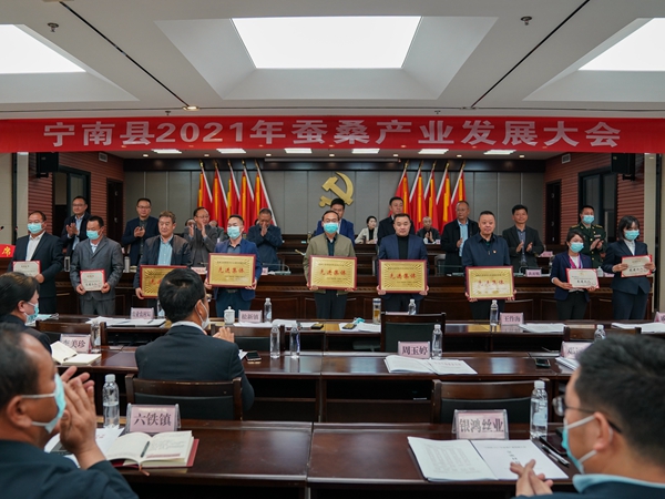 为先进集体、先进个人颁奖.jpg